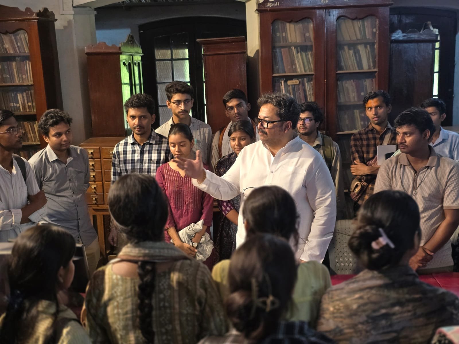 आर्यभाषा पुस्तकालय में प्रधानमंत्री व्योमेश शुक्ल और इंटर्न्स · Pradhanmantri Vyomesh Shukla with interns at the Arya Bhasha Pustakalaya